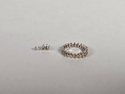 gros plan d'une paire de boucles d'oreilles sur une surface blanche