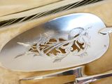 un plateau en argent sur lequel sont posés une cuillère et un couteau