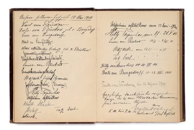 un livre ouvert avec une écriture manuscrite posé sur une table