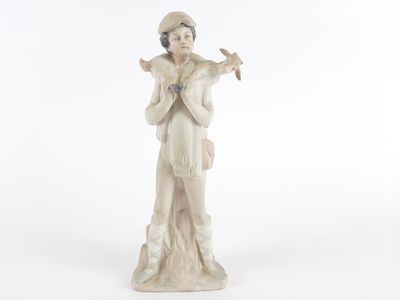 figurine représentant une femme tenant un oiseau sur fond blanc
