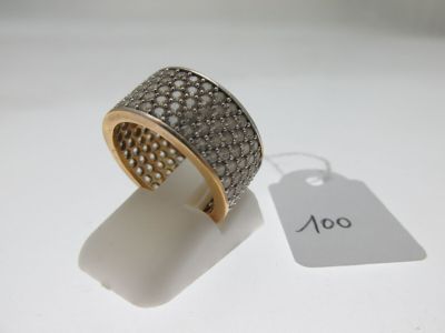 gros plan d'une bague sur une surface blanche avec une étiquette de prix