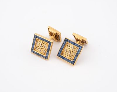 une paire de boutons de manchette en or et saphir bleu