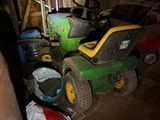 un petit tracteur et un autre petit tracteur dans un garage