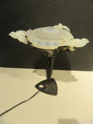 un vase en verre avec une fleur sur une table