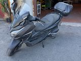 une moto garée devant un garage
