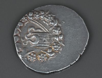 une vieille pièce d'argent ornée d'une couronne, posée sur une table