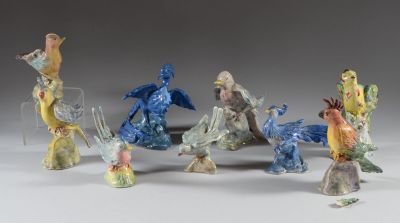 cinq figurines d'oiseaux posés sur une surface blanche
