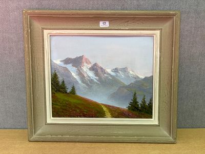 une peinture à l'huile représentant un paysage de montagne, avec des arbres et des montagnes en arrière-plan