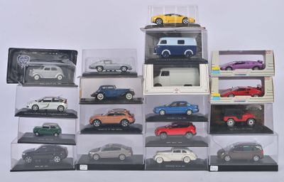 de nombreux modèles de voitures différents exposés dans une vitrine