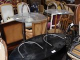 beaucoup de chaises et de tables dans une pièce avec beaucoup de meubles