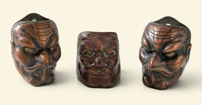 Trois types de masques différents sont représentés sur une surface blanche