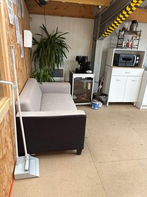 une image d'un salon avec un canapé et une table basse