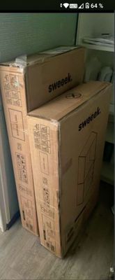 deux cartons empilés l'un sur l'autre par terre