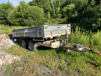 un camion-benne garé sur le bord de la route