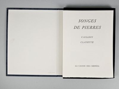un livre ouvert posé sur une table à côté d'une tasse de café