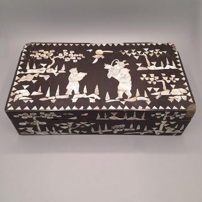 CHINE Coffret rectangulaire en bois laqué noir burgauté à dé…
