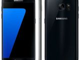 un gros plan d'un Samsung Galaxy S7 noir et d'un Samsung S7 blanc