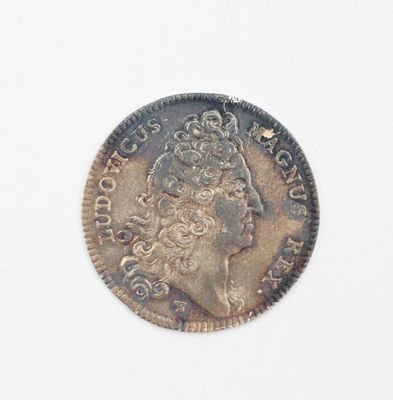gros plan d'une pièce de monnaie sur une surface blanche avec un fond blanc