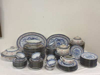 beaucoup d'assiettes et de tasses sur une table