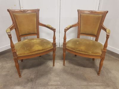 paire de chaises anciennes avec dossier et accoudoirs rembourrés de cuir