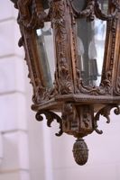 Grande lanterne en bois sculpté et doré à quatre faces vitré… (photo 6)
