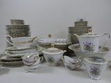 beaucoup d'assiettes, de tasses et de soucoupes sur la table