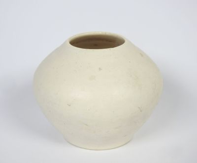 École XXe. Petit vase en céramique émaillée blanche.