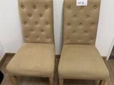 une paire de fauteuils rembourrés beiges