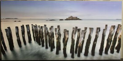 une image représentant une photo d'une clôture en bois dans l'eau