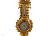 une horloge en or accrochée au mur