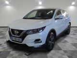 un SUV Nissan QX Sport blanc garé dans un garage