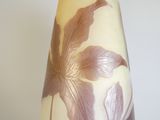 un vase orné d'une fleur, posé sur une table