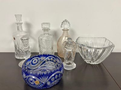de nombreux objets en verre de toutes sortes, disposés ensemble sur une table