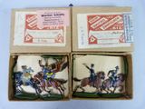 deux boîtes contenant chacune des figurines miniatures représentant des chevaux et des cavaliers