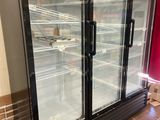 un réfrigérateur placé au milieu d'une pièce
