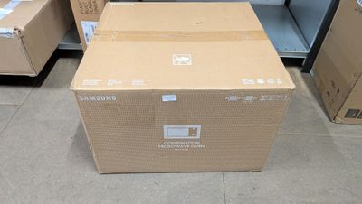 une boîte posée sur le sol devant d'autres boîtes