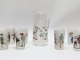 plusieurs verres à shot et un pichet décorés de personnages
