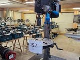 une machine placée au milieu d'une pièce