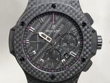 un gros plan d'une montre noire avec un bracelet rose