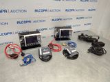Plusieurs appareils électroniques sont posés sur une table devant un mur.