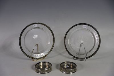 deux objets en argent et en verre posés sur une surface blanche
