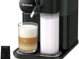 un gros plan sur une machine à café avec un verre de lait