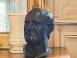 un buste d'homme posé sur une commode