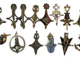 de nombreux objets métalliques de toutes sortes sur fond blanc