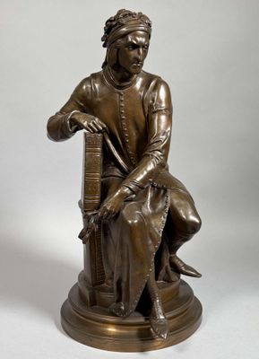 statue en bronze représentant un homme assis sur une chaise avec un chien