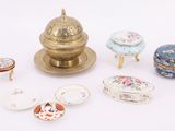 un grand nombre d'objets différents posés sur une table