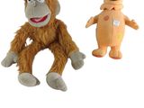 deux peluches assises l'une à côté de l'autre sur une surface blanche