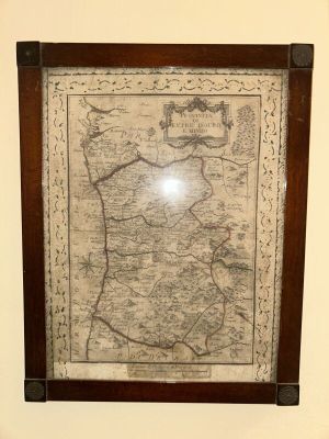 une vieille carte est accrochée au mur d'une pièce