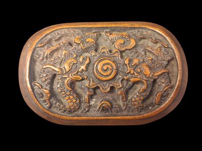 CHINE XIXe Boucle de ceinture en bois sculpté représentant d…