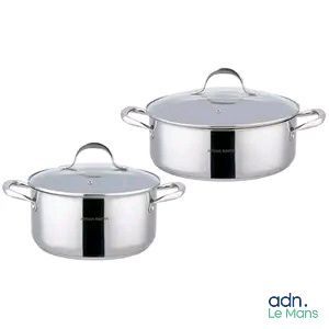 deux casseroles en acier inoxydable avec couvercles et poignées, sur fond blanc